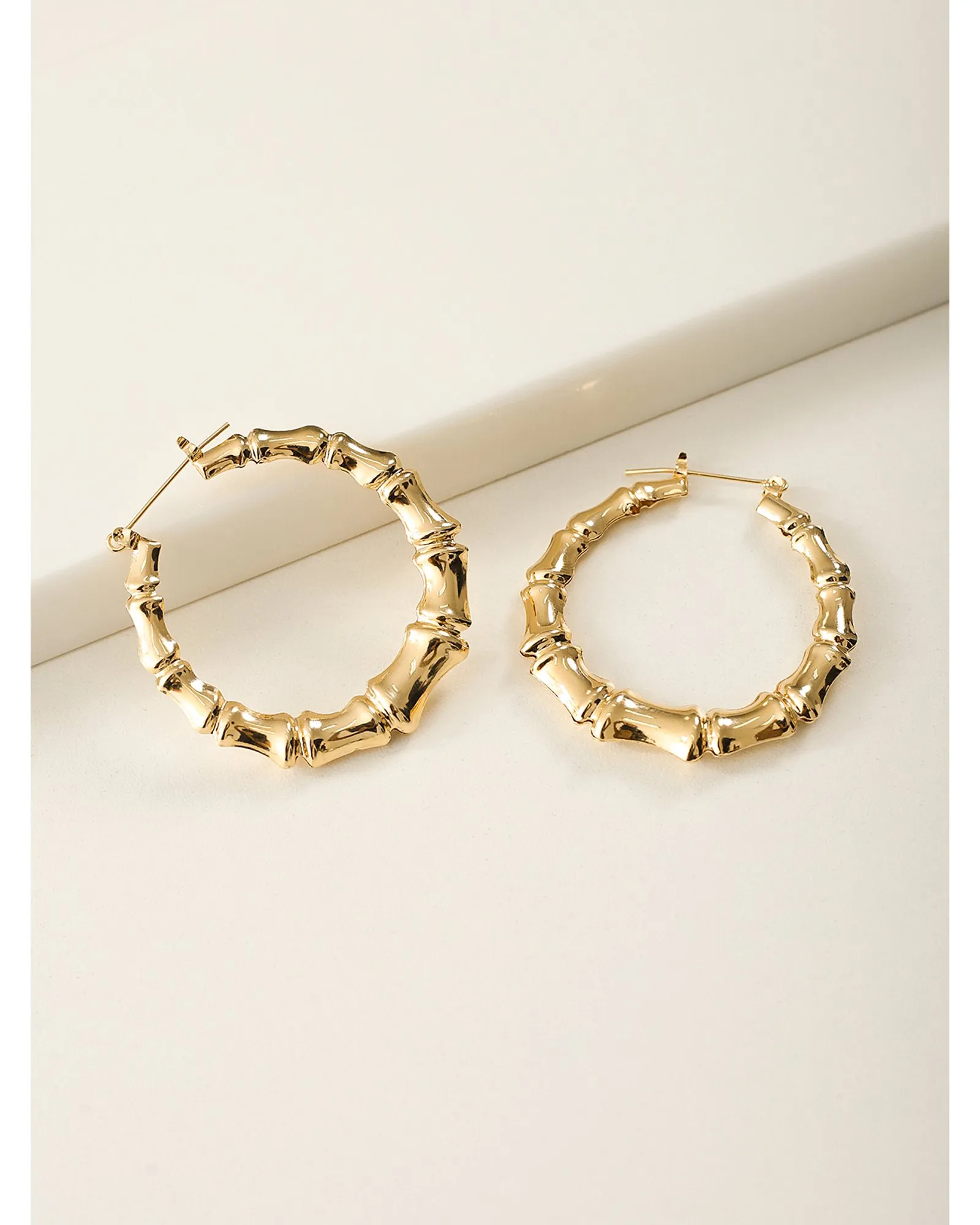 Brinco de Argola Click com Design de Bambu folheado em ouro 18k