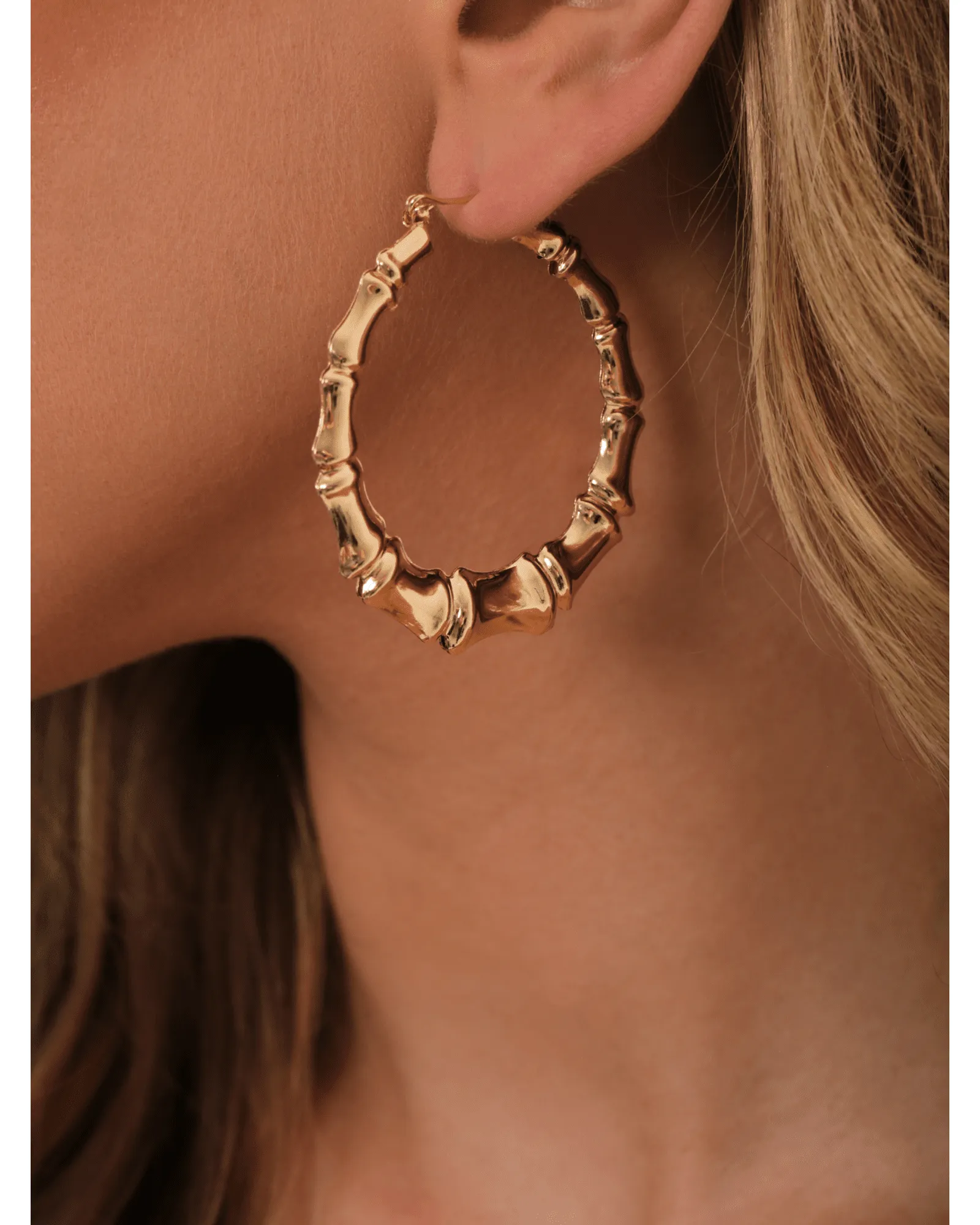 Brinco de Argola Click com Design de Bambu folheado em ouro 18k - Imagem 3